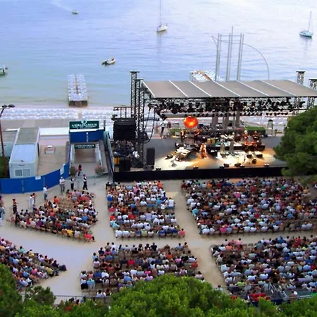 Cap D'antibes Et Terrasse Face A La