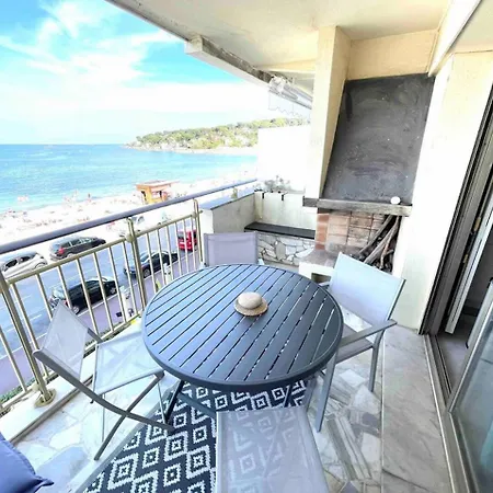 Cap D'antibes Et Terrasse Face A La