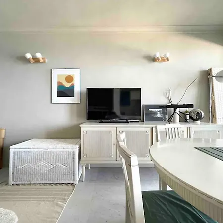 Cap D'antibes Et Terrasse Face A La 昂蒂布