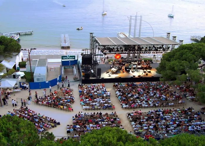 Cap D'antibes Et Terrasse Face A La