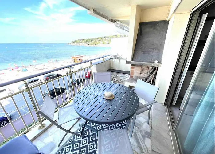 Cap D'antibes Et Terrasse Face A La