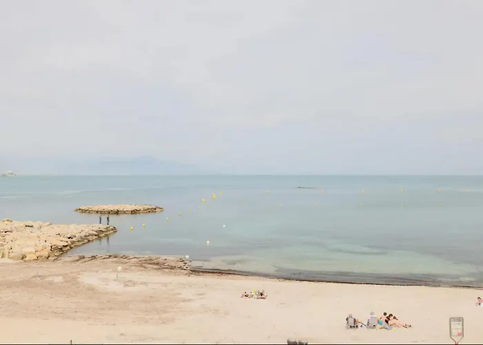 Cap D'antibes Et Terrasse Face A La * Антіб