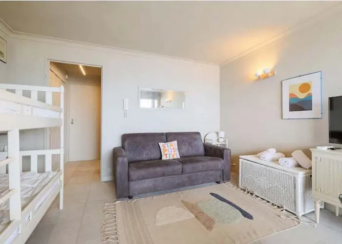 Cap D'antibes Et Terrasse Face A La 昂蒂布