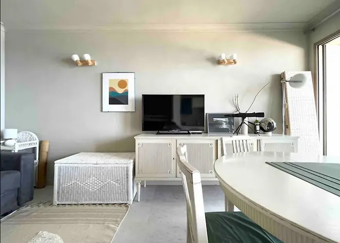 Cap D'antibes Et Terrasse Face A La 昂蒂布