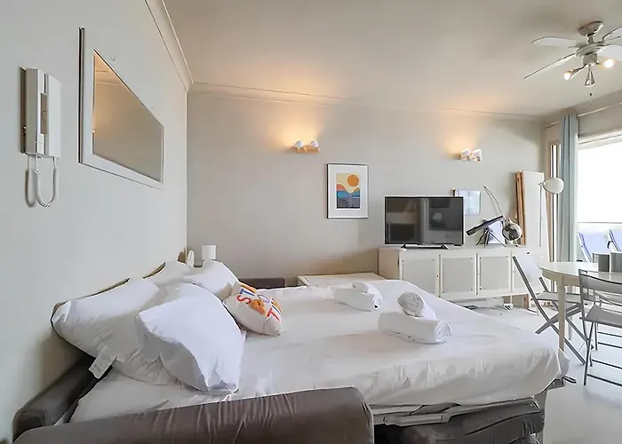 Cap D'antibes Et Terrasse Face A La *