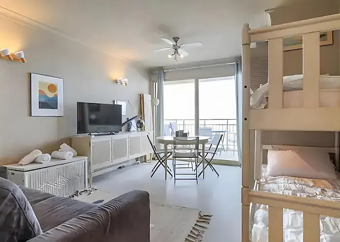 Cap D'antibes Et Terrasse Face A La